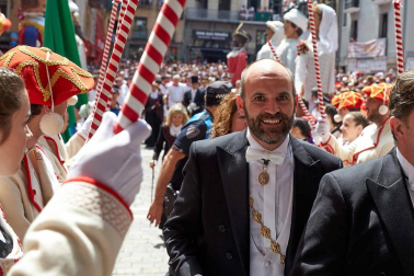 Fotos de la despedida de la Comparsa de Gigantes y Cabezudos en la plaza Consistorial en San Fermín 2019