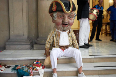 Fotos de la despedida de la Comparsa de Gigantes y Cabezudos en la plaza Consistorial en San Fermín 2019