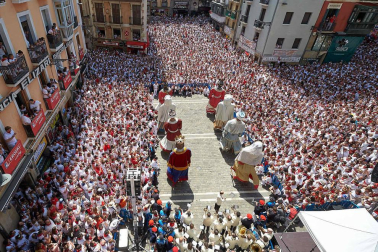 Fotos de la despedida de la Comparsa de Gigantes y Cabezudos en la plaza Consistorial en San Fermín 2019