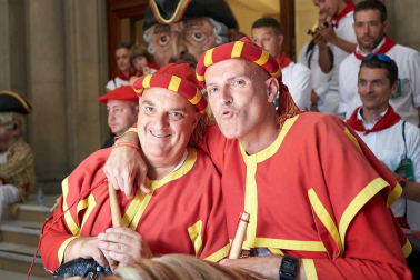 Fotos de la despedida de la Comparsa de Gigantes y Cabezudos en la plaza Consistorial en San Fermín 2019