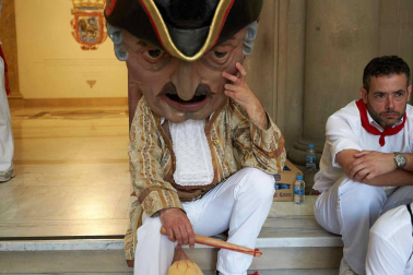 Fotos de la despedida de la Comparsa de Gigantes y Cabezudos en la plaza Consistorial en San Fermín 2019
