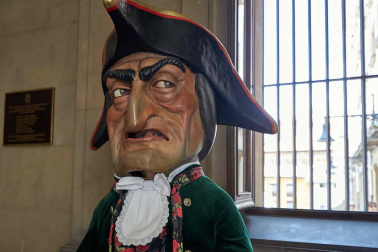 Fotos de la despedida de la Comparsa de Gigantes y Cabezudos en la plaza Consistorial en San Fermín 2019