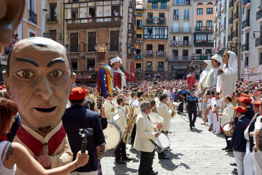 Fotos de la despedida de la Comparsa de Gigantes y Cabezudos en la plaza Consistorial en San Fermín 2019