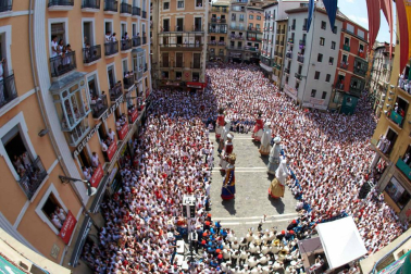 Fotos de la despedida de la Comparsa de Gigantes y Cabezudos en la plaza Consistorial en San Fermín 2019