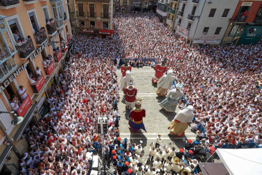 Fotos de la despedida de la Comparsa de Gigantes y Cabezudos en la plaza Consistorial en San Fermín 2019