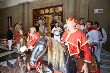 Fotos de la despedida de la Comparsa de Gigantes y Cabezudos en la plaza Consistorial en San Fermín 2019