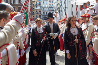 Fotos de la despedida de la Comparsa de Gigantes y Cabezudos en la plaza Consistorial en San Fermín 2019