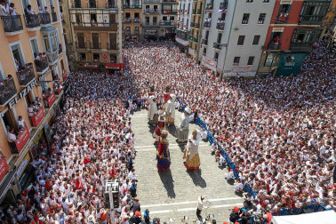 Fotos de la despedida de la Comparsa de Gigantes y Cabezudos en la plaza Consistorial en San Fermín 2019
