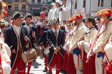 Fotos de la despedida de la Comparsa de Gigantes y Cabezudos en la plaza Consistorial en San Fermín 2019