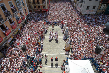 Fotos de la despedida de la Comparsa de Gigantes y Cabezudos en la plaza Consistorial en San Fermín 2019