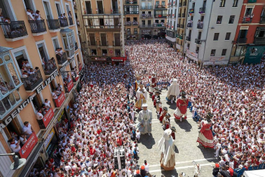 Fotos de la despedida de la Comparsa de Gigantes y Cabezudos en la plaza Consistorial en San Fermín 2019