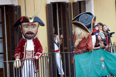 Fotos de la despedida de la Comparsa de Gigantes y Cabezudos en la plaza Consistorial en San Fermín 2019