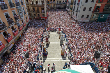 Fotos de la despedida de la Comparsa de Gigantes y Cabezudos en la plaza Consistorial en San Fermín 2019