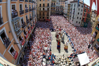 Fotos de la despedida de la Comparsa de Gigantes y Cabezudos en la plaza Consistorial en San Fermín 2019