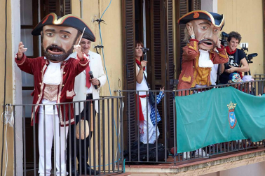 Fotos de la despedida de la Comparsa de Gigantes y Cabezudos en la plaza Consistorial en San Fermín 2019