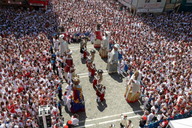 Fotos de la despedida de la Comparsa de Gigantes y Cabezudos en la plaza Consistorial en San Fermín 2019