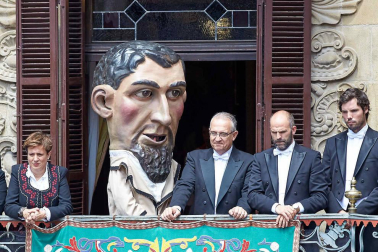Fotos de la despedida de la Comparsa de Gigantes y Cabezudos en la plaza Consistorial en San Fermín 2019