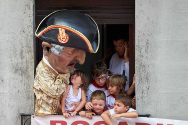 Fotos de la despedida de la Comparsa de Gigantes y Cabezudos en la plaza Consistorial en San Fermín 2019