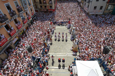 Fotos de la despedida de la Comparsa de Gigantes y Cabezudos en la plaza Consistorial en San Fermín 2019
