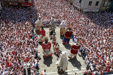 Fotos de la despedida de la Comparsa de Gigantes y Cabezudos en la plaza Consistorial en San Fermín 2019