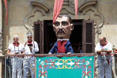 Fotos de la despedida de la Comparsa de Gigantes y Cabezudos en la plaza Consistorial en San Fermín 2019