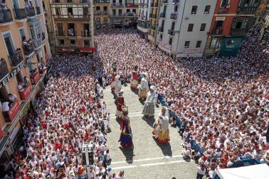 Fotos de la despedida de la Comparsa de Gigantes y Cabezudos en la plaza Consistorial en San Fermín 2019