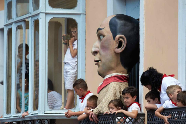 Fotos de la despedida de la Comparsa de Gigantes y Cabezudos en la plaza Consistorial en San Fermín 2019