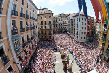 Fotos de la despedida de la Comparsa de Gigantes y Cabezudos en la plaza Consistorial en San Fermín 2019