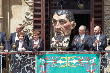 Fotos de la despedida de la Comparsa de Gigantes y Cabezudos en la plaza Consistorial en San Fermín 2019