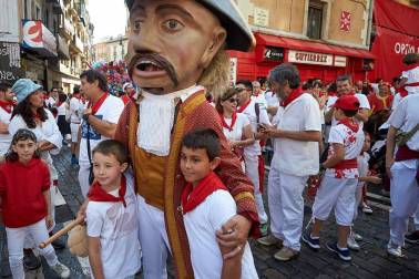 Fotos del recorrido de la Comparsa de Gigantes y Cabezudos de Pamplona del día 9 de julio de San Fermín 2019