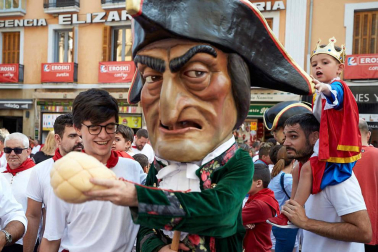 Fotos del recorrido de la Comparsa de Gigantes y Cabezudos de Pamplona del día 9 de julio de San Fermín 2019