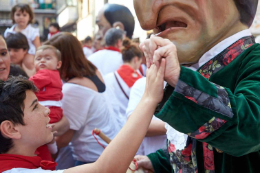 Fotos del recorrido de la Comparsa de Gigantes y Cabezudos de Pamplona del día 9 de julio de San Fermín 2019