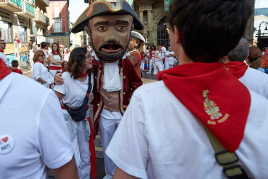 Fotos del recorrido de la Comparsa de Gigantes y Cabezudos de Pamplona del día 9 de julio de San Fermín 2019