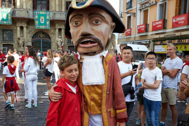 Fotos del recorrido de la Comparsa de Gigantes y Cabezudos de Pamplona del día 9 de julio de San Fermín 2019