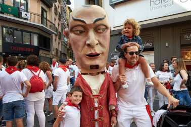 Fotos del recorrido de la Comparsa de Gigantes y Cabezudos de Pamplona del día 9 de julio de San Fermín 2019