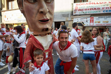 Fotos del recorrido de la Comparsa de Gigantes y Cabezudos de Pamplona del día 9 de julio de San Fermín 2019