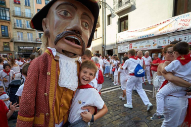 Fotos del recorrido de la Comparsa de Gigantes y Cabezudos de Pamplona del día 9 de julio de San Fermín 2019