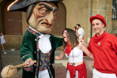 Fotos del recorrido de la Comparsa de Gigantes y Cabezudos de Pamplona del día 9 de julio de San Fermín 2019
