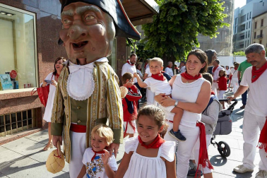 Fotos del recorrido de la Comparsa de Gigantes y Cabezudos de Pamplona del día 9 de julio de San Fermín 2019