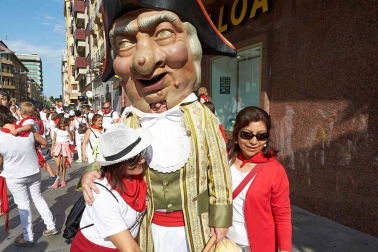 Fotos del recorrido de la Comparsa de Gigantes y Cabezudos de Pamplona del día 9 de julio de San Fermín 2019