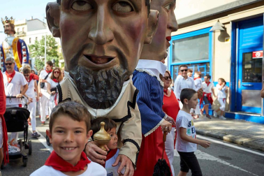 Fotos del recorrido de la Comparsa de Gigantes y Cabezudos de Pamplona del día 9 de julio de San Fermín 2019
