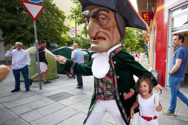 Fotos del recorrido de la Comparsa de Gigantes y Cabezudos de Pamplona del día 9 de julio de San Fermín 2019
