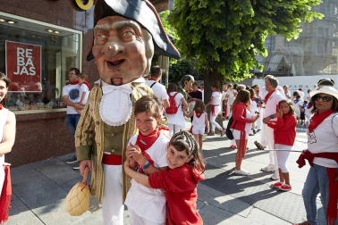 Fotos del recorrido de la Comparsa de Gigantes y Cabezudos de Pamplona del día 9 de julio de San Fermín 2019