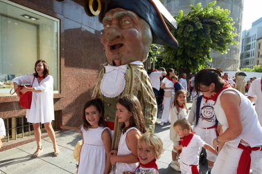 Fotos del recorrido de la Comparsa de Gigantes y Cabezudos de Pamplona del día 9 de julio de San Fermín 2019