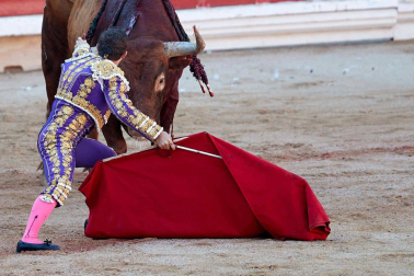 Imágenes de la corrida en la plaza de toros de Pamplona con reses de la ganadería de Miura para los diestros Rafaelillo, Octavio Chacón y Juan Leal.