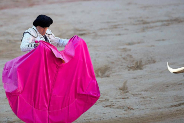Imágenes de la corrida en la plaza de toros de Pamplona con reses de la ganadería de Miura para los diestros Rafaelillo, Octavio Chacón y Juan Leal.