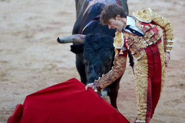 Imágenes de la corrida en la plaza de toros de Pamplona con reses de la ganadería de Miura para los diestros Rafaelillo, Octavio Chacón y Juan Leal.