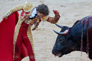 Imágenes de la corrida en la plaza de toros de Pamplona con reses de la ganadería de Miura para los diestros Rafaelillo, Octavio Chacón y Juan Leal.