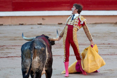 Imágenes de la corrida en la plaza de toros de Pamplona con reses de la ganadería de Miura para los diestros Rafaelillo, Octavio Chacón y Juan Leal.