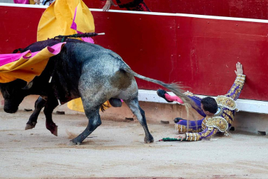 Imágenes de la corrida en la plaza de toros de Pamplona con reses de la ganadería de Miura para los diestros Rafaelillo, Octavio Chacón y Juan Leal.
